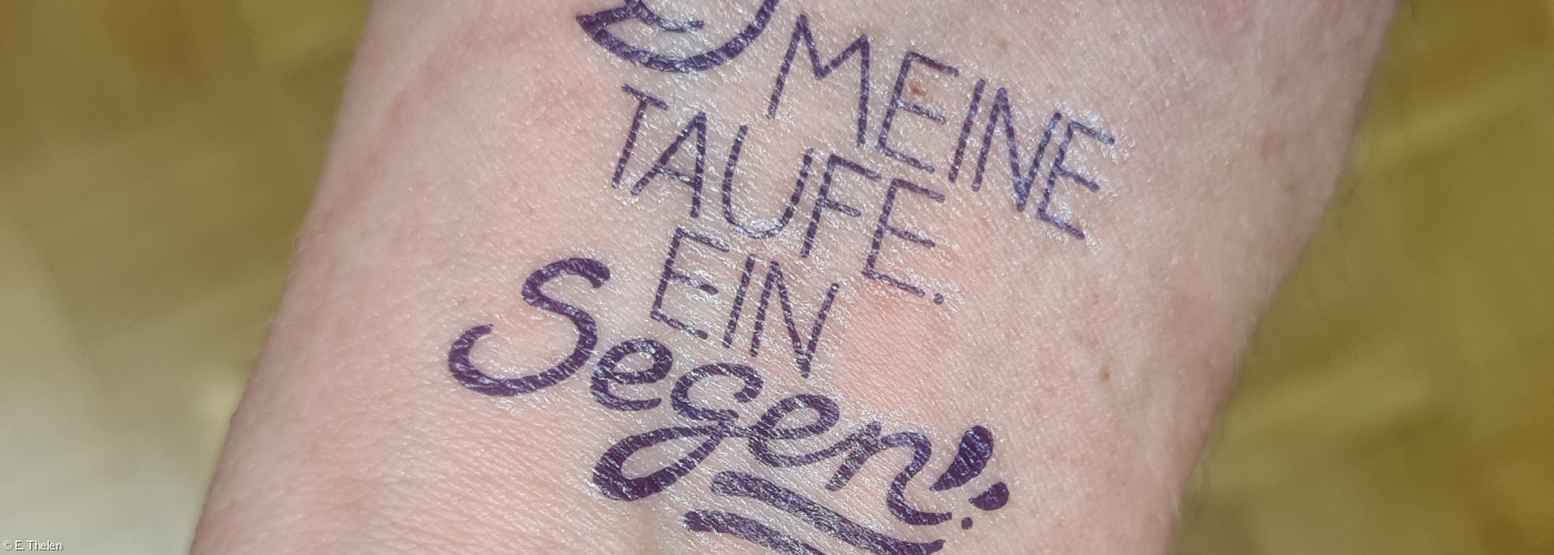 Hand mit Tattoo: Meine Taufe ein Segen.