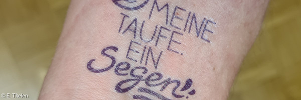 Hand mit Tattoo: Meine Taufe ein Segen.