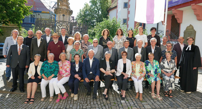 Jubelkonfirmanden/innen mit Pfarrerin Eva Thelen